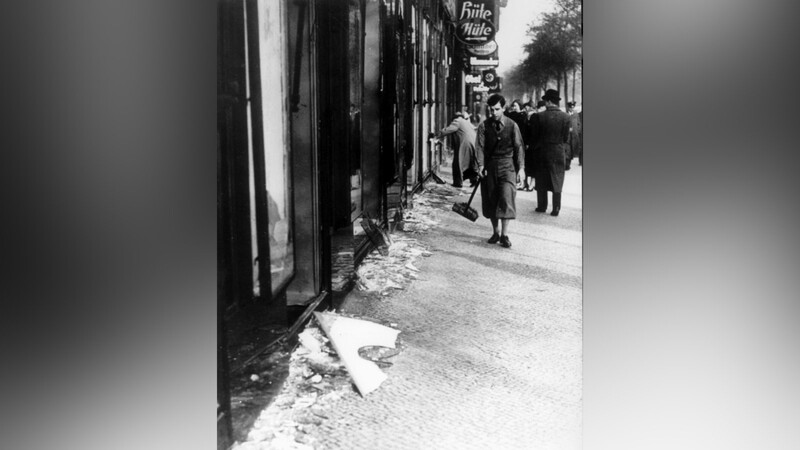 Das Archivbild vom 10. November 1938 zeigt eine jüdische Ladenfront nach der Zerstörung durch Nazis.
