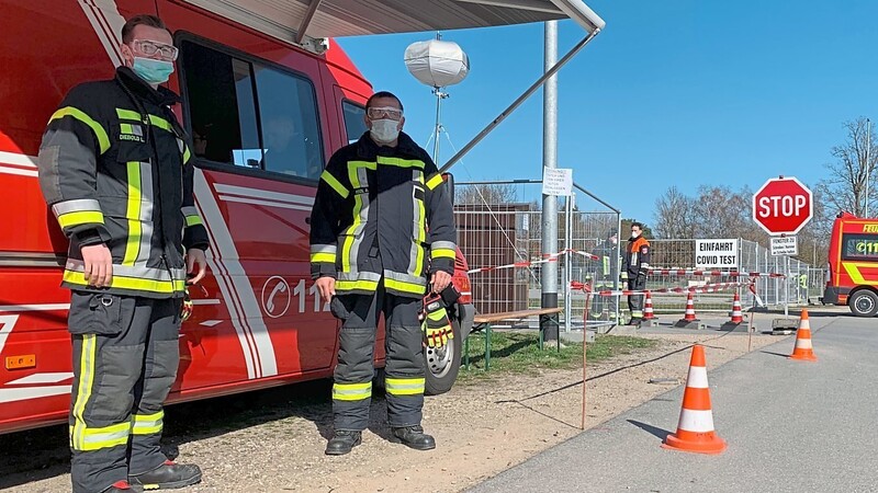 Freiwillige der Feuerwehr regeln die Zufahrt zur Teststation vor den Ausstellungshallen. Man darf nur mit Termin zum THW-Zelt fahren.