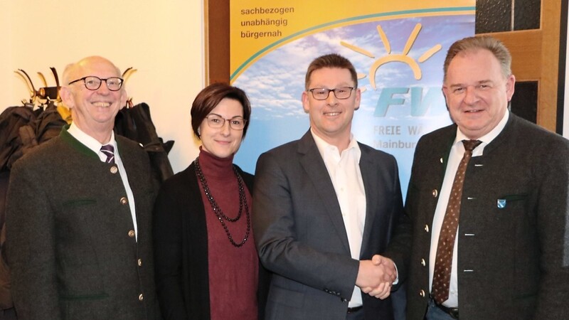 Kreisvorsitzender Christian Nerb (rechts) freut sich zusammen mit MdL Hubert Faltermeier (links) und Kerstin Haimerl-Kunze, die im Vorstand der bayernweiten Frauen-AG der Freien Wähler vertreten ist, über die Kandidatur von Helmut Fichtner zum Bürgermeister.
