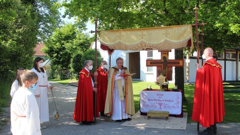 Pfarrer Gerhard Salzeder betete auch am vom Kinderhaus St. Martin geschmückten Altar.