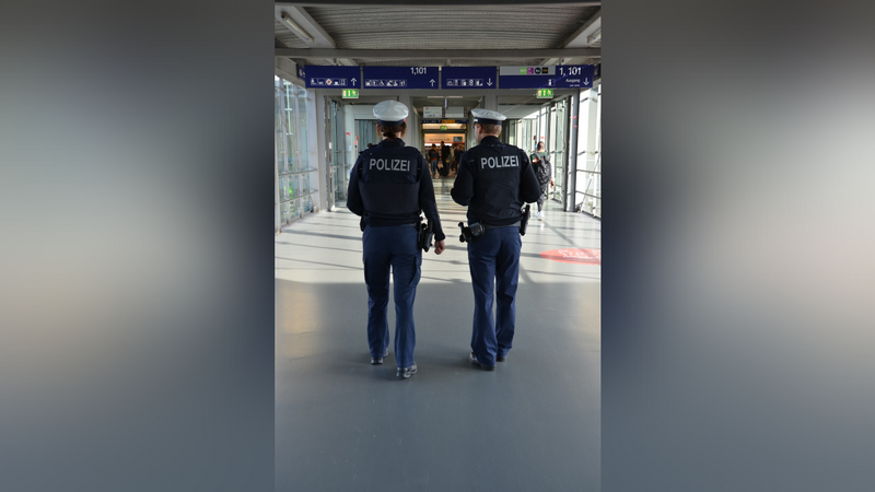 Ein 29-Jähriger attackierte mehrere Bundespolizisten am Regensburger Bahnhof. (Symbolbild)