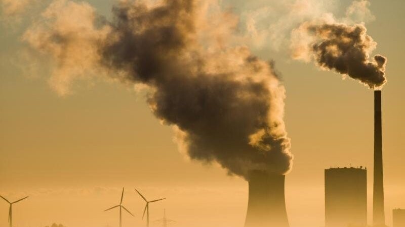 Das Kohlekraftwerk Mehrum und Windräder produzieren Strom. Über die CO2-Bepreisung soll der Ausstoß von Treibhausgasen verteuert und damit klimafreundliche Technologien gefördert werden.