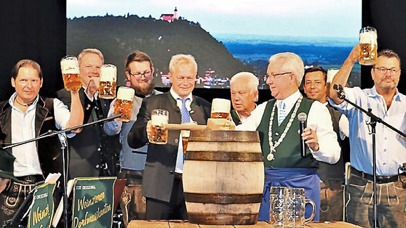 Bürgermeister Franz Schedlbauer wird nicht, wie im vergangenen Jahr, heuer ein Fass anzapfen, denn das Bogener Volksfest wurde abgesagt.