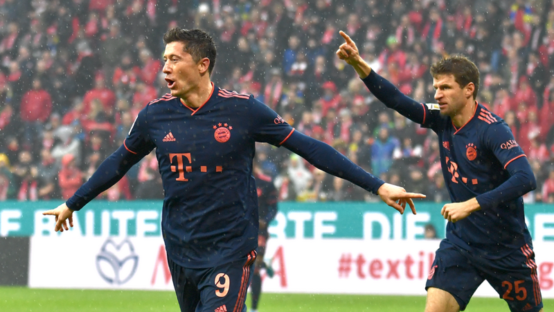 Robert Lewandowski (l.) und Thomas Müller feiern einen Treffer gegen Mainz.