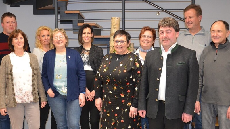 Bürgermeister Alfons Neumeier (Dritter von rechts) und die neue Vereinsführung des OGV mit Vorsitzender Angelika Denk (Fünfte von rechts)und den Vorstandsmitgliedern.