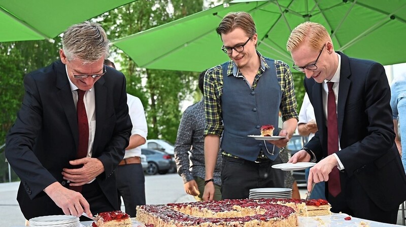 Fritz Gößwein (l.) und Stefan Gößwein (r.) beim Verteilen des leckeren Logo-Kuchens.