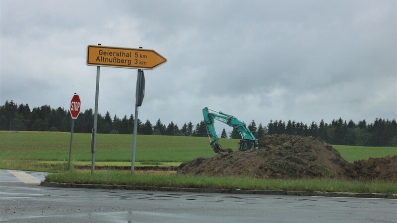 Wegen der Arbeiten an der Ayrhof-Kreuzung ist ab nächster Woche eine Abfahrt von der B 85 auf die Kreisstraße REG 19 in Richtung Geiersthal nicht möglich.