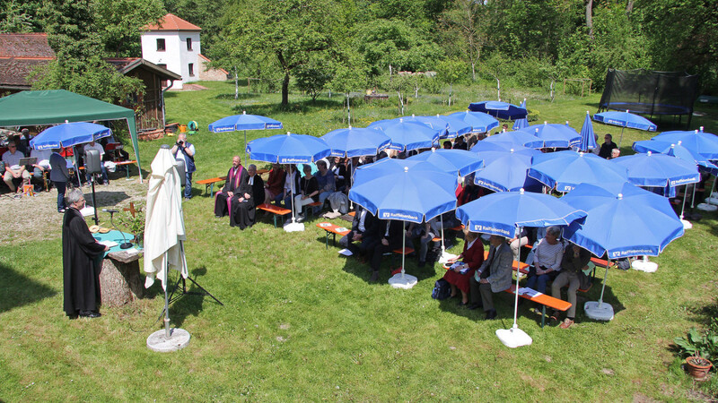 Viele Gottesdienstbesucher waren am Samstag Vormittag in den herrlichen Fraunberger Schloßgarten gekommen der für den Gottesdienst ein herrliches Ambiente bot.