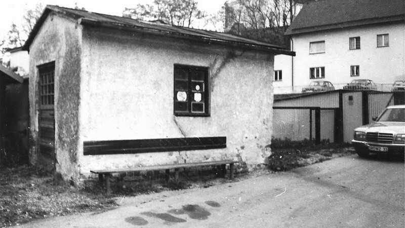 Die Gemeindewaage in Pfaffenberg kurz vor dem Abbruch 1989. Zu erkennen ist auch der "Hinterausgang", aus dem die Tiere nach dem Wiegen "entlassen" wurden.