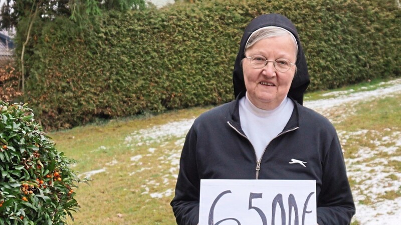 Schwester Elfriede freut sich über 6 500 Euro für die Theresia-Gerhardinger-Stiftung.