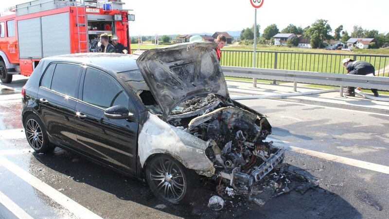 Bei Michelsdorf kam es am Donnerstagnachmittag zu einem Auffahrunfall mit drei beteiligten Autos. Eines davon begann zu brennen.