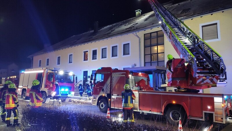 Am Donnerstag kam es zu einem Kabelbrand in der Asylbewerberunterkunft Kumhausen. Die Feuerwehr Landshut kontrollierte mit der Drehleiter das Dach.