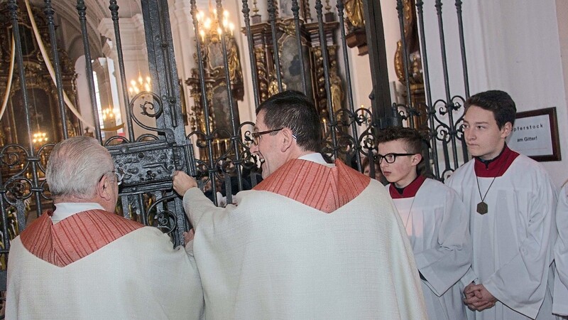 Zusammen mit Pfarrer Josef Thomys öffnete August Lindmeier das Gitter des Mittelgangs der Stadtpfarrkirche.