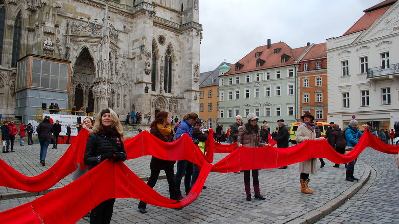 Den Regensburger Dom zierte im Dezember die wohl größte Aidsschleife der Welt.