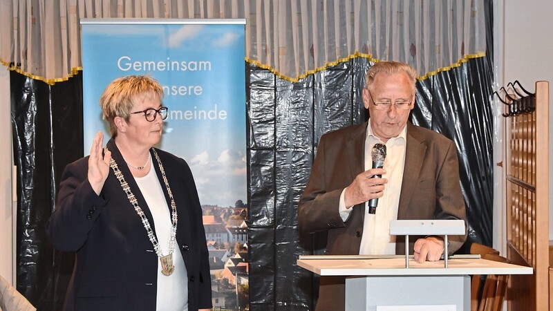 Georg Riedl (SPD), dem ältesten Marktgemeinderat, fiel die Aufgabe zu, Bürgermeisterin Birgit Steinsdorfer (CSU) zu vereidigen.