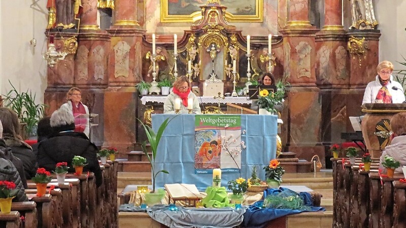Rosi Wolf (links), Sonja Fritsch (am Altar) und Heidi Stadler (am Ambo) fungierten als Lektorinnen.