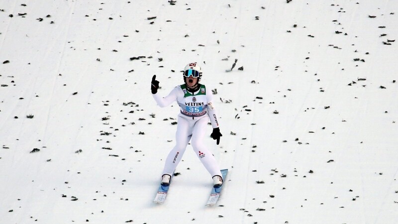 SIEG MIT SCHANZENREKORD: Marius Lindvik fliegt im ersten Durchgang des Neujahrsspringens in Garmisch-Partenkirchen auf 143,5 Meter und stellt damit die Bestmarke des Schweizers Simon Ammann ein. Auch der zweite Sprung gelingt dem Norweger, der damit den Wettbewerb gewinnt.