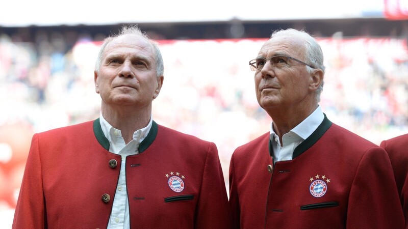 Die beiden Ehrenpräsidenten Beckenbauer und Hoeneß schauen sich das erste Heimspiel des FC Bayern München nach dem Re-Start in die Bundesliga im Stadion an.