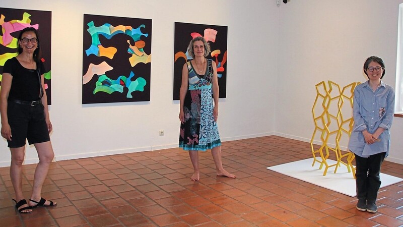 Anjalie Chaubal, Leiterin Museen und Galerien, freut sich, dass Carolin Leyck und Mary Kim (von links) ihre Arbeiten im Chamer Cordonhaus ausstellen.