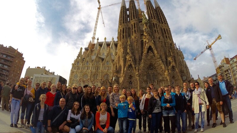 Die Mitglieder des Spielmannszuges vor der berühmten Kathedrale Sagrada Familia.