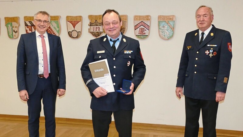 Mit dem Bayerischen Feuerwehrehrenkreuz in Gold wurde Kreisbrandmeister Reiner Gillig (Mitte) anlässlich seines 25. Dienstjubiläums von Landrat Werner Bumeder und Kreisbrandrat Josef Kramhöller ausgezeichnet.