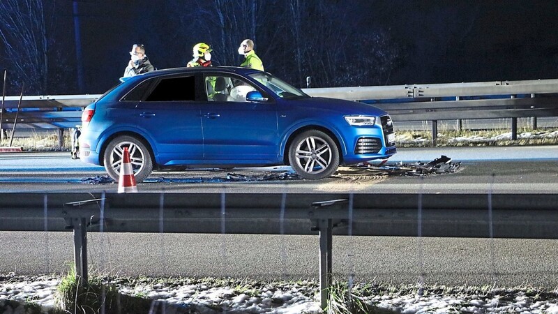 Gekracht: Auf der Autobahn A3 kam es am frühen Sonntagabend zu einem Unfall. Beteiligt waren ein blauer Audi ...