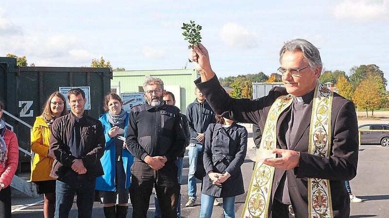 Pfarrer Gregor Bartkowski segnete den modernsten Recyclinghof im Landkreis Erding, der in Wartenberg eröffnet wurde.