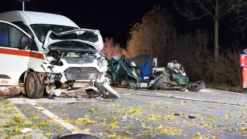 Zwei Menschen starben bei einem Verkehrsunfall am Montagabend auf der B11 bei Eching.