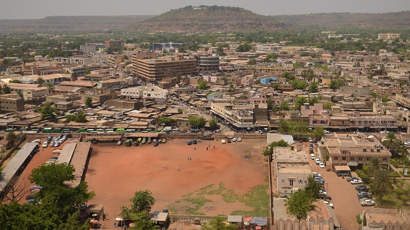 Blick über Bamako in Mali, aufgenommen am 18.03.2013. Zwei bewaffnete Männer haben das Luxushotel Radisson in Malis Hauptstadt Bamako überfallen und halten dort 170 Menschen als Geiseln.