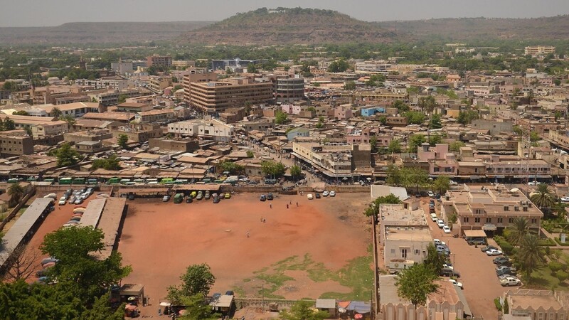 Blick über Bamako in Mali, aufgenommen am 18.03.2013. Zwei bewaffnete Männer haben das Luxushotel Radisson in Malis Hauptstadt Bamako überfallen und halten dort 170 Menschen als Geiseln.