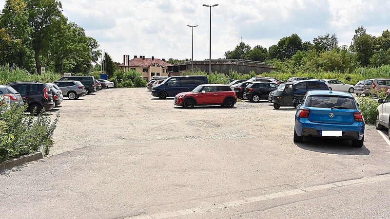 Noch ist der Parkplatz weder schön noch funktional: Das soll sich in Kürze ändern.