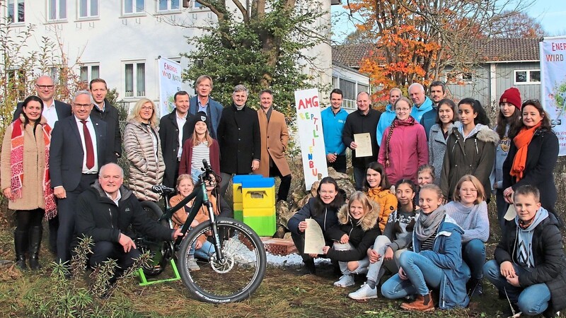Die Schüler der Umwelt AG des Albertus-Magnus-Gymnasiums vor ihrer Reptilienburg und den Hummelkästen mit den Förderern und Unterstützern der Aktion.