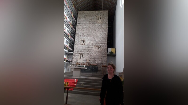 Die Altarwand von Professor Georg Brenninger in Söcking am Starnberger See beim Besuch des Heimatvereins Velden im Juli 2019 mit der Kunsthistorikern Dr. Beate Pholus, die ihre Doktorarbeit über Brenninger erstellte.