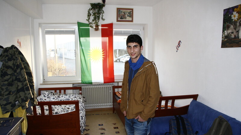 In diesem Zimmer wohnt Joan zusammen mit einem syrischen Freund. Beide sind kurdisch. Am Fenster haben sie die Flagge ihres Volkes aufgehängt. (Fotos: Wende)