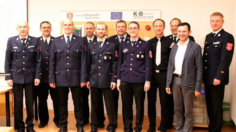 Die Vorstandschaft der Feuerwehr Bad Kötzting mit den neuen beiden Kommandanten Michael Weiß und Korbinian Richter. Mit im Bild sind die Ehrengäste der Versammlung.