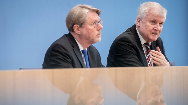 Bundesinnenminister Horst Seehofer (r.) und Hans-Eckhard Sommer, Präsident des Bundesamtes für Migration und Flüchtlinge, stellen die Asylzahlen 2018 und den Migrationsbericht der Bundesregierung 2016/2017 vor.