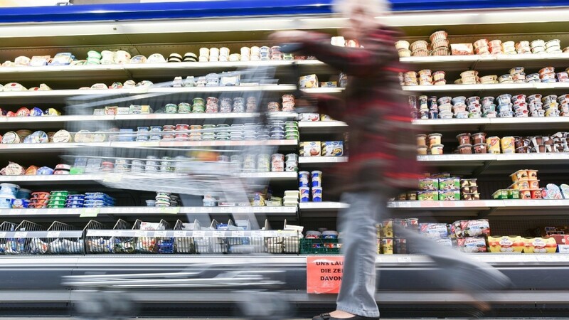 Symbolbild: Mit drei Promille im Blut verrichtete eine Frau in Regensburg ihr Geschäft in einem Supermarkt.