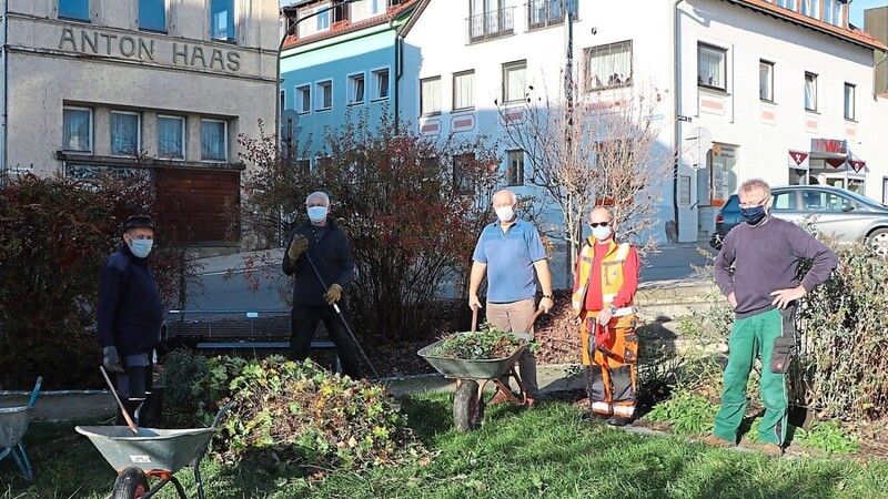 Zu einem letzten Arbeitseinsatz vor Wintereinbruch waren mehrere Mitglieder des Vereins für Gartenbau und Landespflege im kleinen Stadtpark im Einsatz.  F