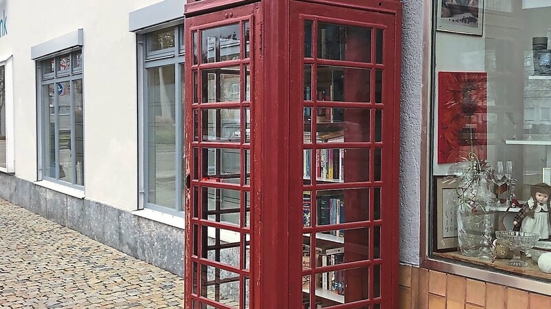 In Mainburg gibt es bereits eine mit Büchern bestückte Telefonzelle. Rita Straßberger wünscht sich so ein Angebot auch im Markt Au.