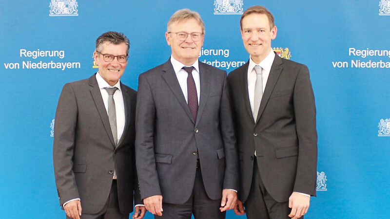 Bereichsleiter Schulen, Josef Schätz (Mitte), mit seinem Nachfolger Franz Schneider (links) und Regierungspräsident Rainer Haselbeck