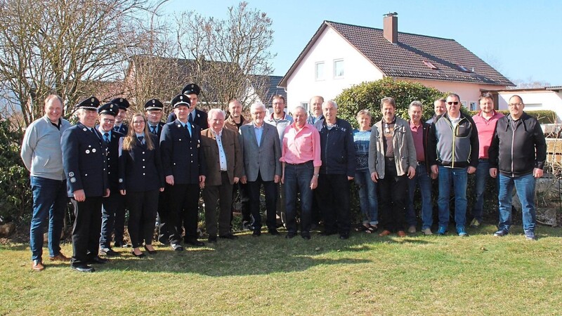 Neben den Feuerwehrführungskräften gratulierten Anton Ruhland (Zehnter von rechts) am Sonntagvormittag Abordnungen der FFW Hocha, der WWL, der Kolpingsfamilie und des OGV.