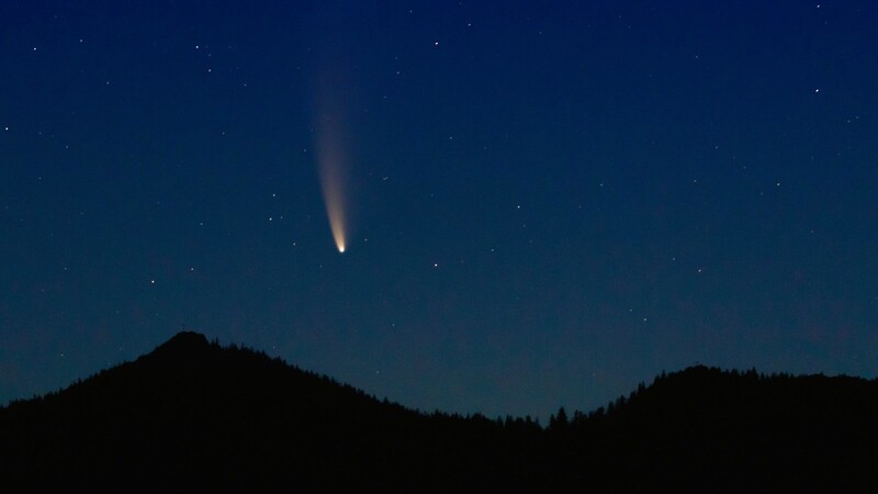Dieser unglaubliche Schnappschuss gelang Günther Staffen am Osser von dem Kometen Neowise.
