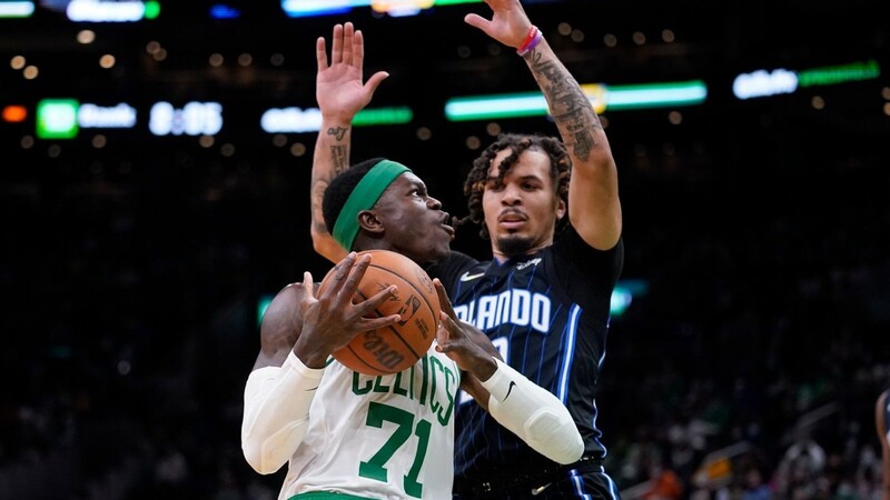 Der deutsche Dennis Schröder (l.), Point Guard der Boston Celtics, zieht gegen Cole Anthony von Orlando Magic in der ersten Halbzeit zum Korb.