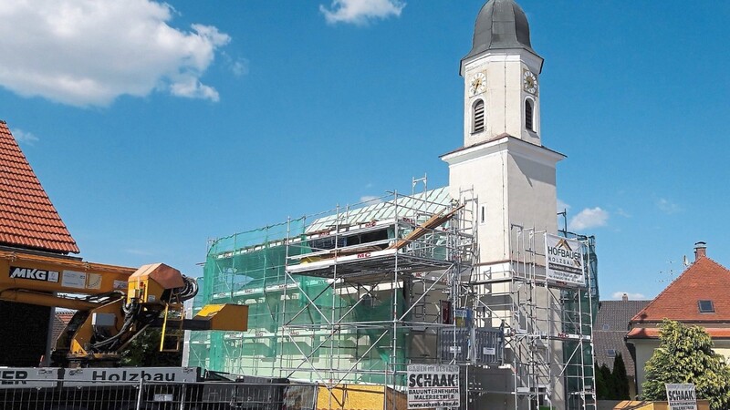 Baugerüst und Planen auf dem Dach prägen derzeit das Bild von St. Stephanus in Zaitzkofen.
