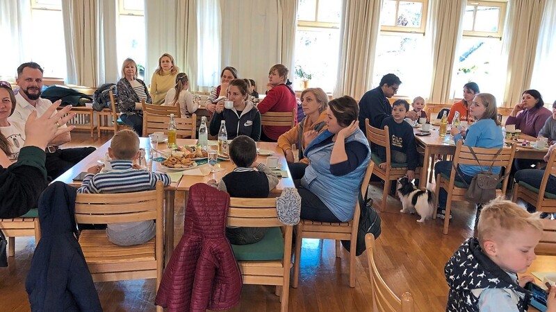 Geflüchtete Frauen und Kinder beim ersten Ukraine-Stammtisch, organisiert durch den interkulturellen Verein Mostik in Zusammenarbeit mit der evangelischen Kirche.