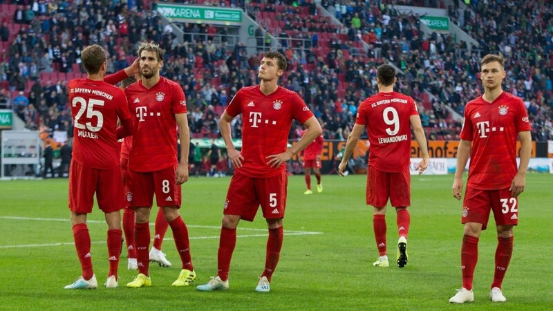Konsterniert: Die Stars des FC Bayern nach dem späten Remis in Augsburg.