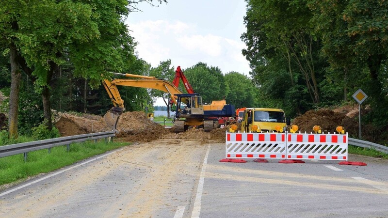 Der ständige Regen hat die Bauarbeiten verzögert, deshalb muss die St 2350 bei Langenbach länger gesperrt werden.