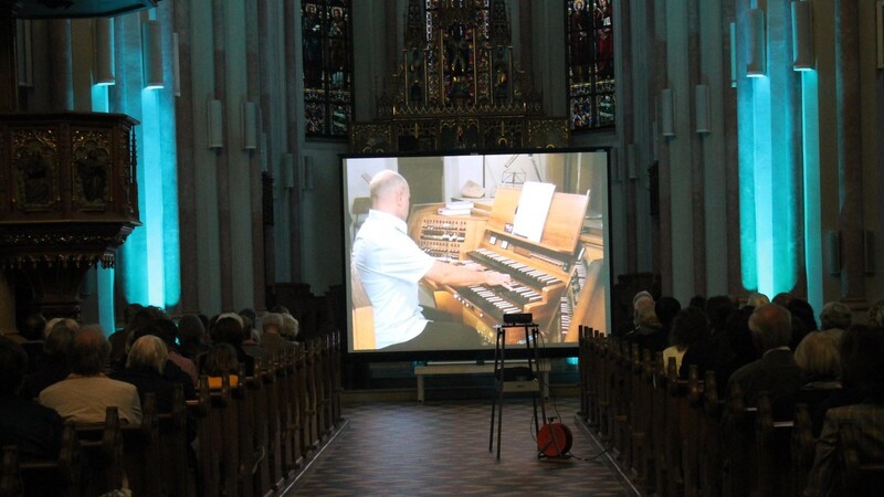 Das Orgelspiel von Patrick Gläser wurde per Video ins Kirchenschiff übertragen.