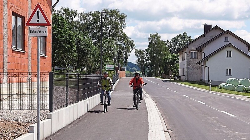 Klement Maierthaler (links) und Hans Wagner fahren über den neuen Geh- und Radweg. Anwohner haben angeregt, zur zusätzlichen Sicherheit Verkehrsspiegel zu installieren und an Einfahrten Markierungen aufzubringen.