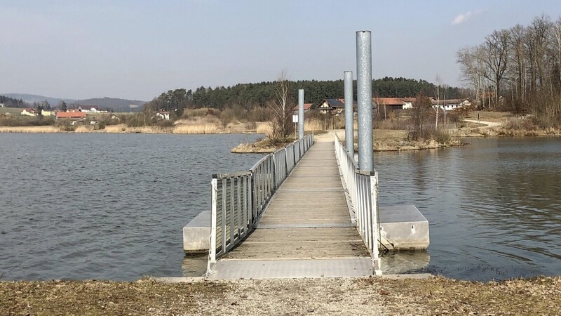 Lückenschluss auf dem Fünf-Kilometer-Rundweg: Seit Donnerstag befindet sich die Schwimmbrücke wieder auf dem Drachensee.